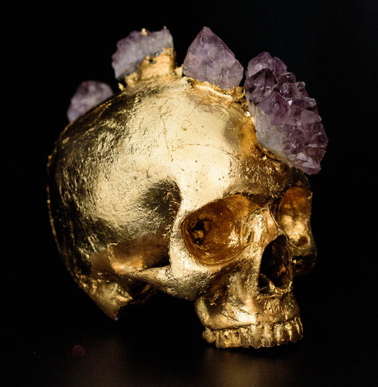 Joya Prehispánica — Beaded skull · Chaquira on resin
