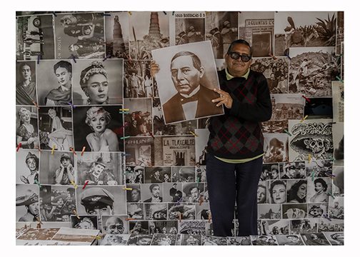 Photograph from Valeria Contreras’s México series titled Vende Fotografías.